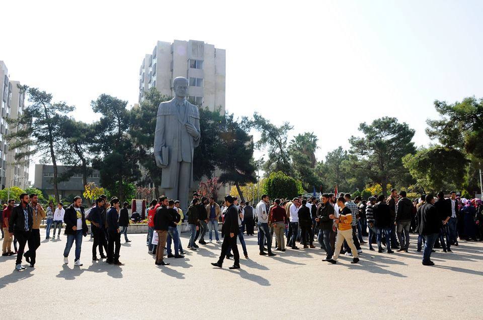 مقتل مواطن تحت التعذيب بتهمة "التغوط" جنب تمثال حافظ الأسد!