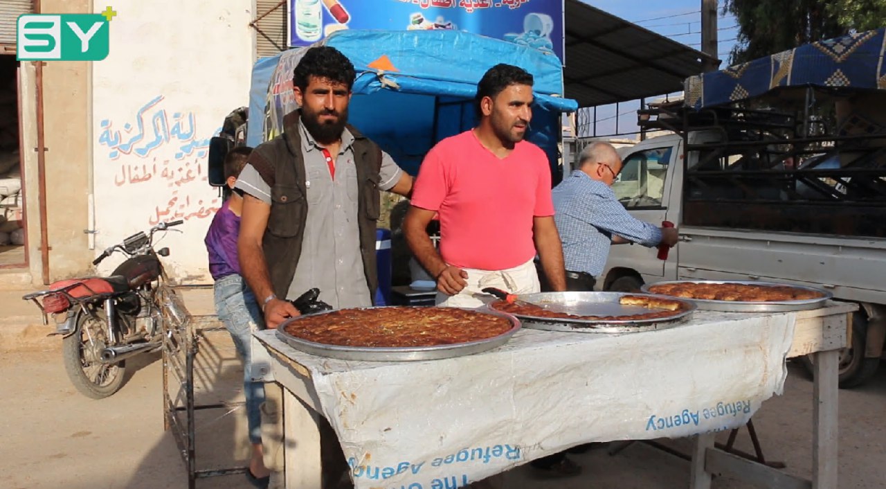 الباعة يتفنّنون في جذب الزبائن بعبارات مختلفة في أسواق بلدة بابتبو بريف حلب