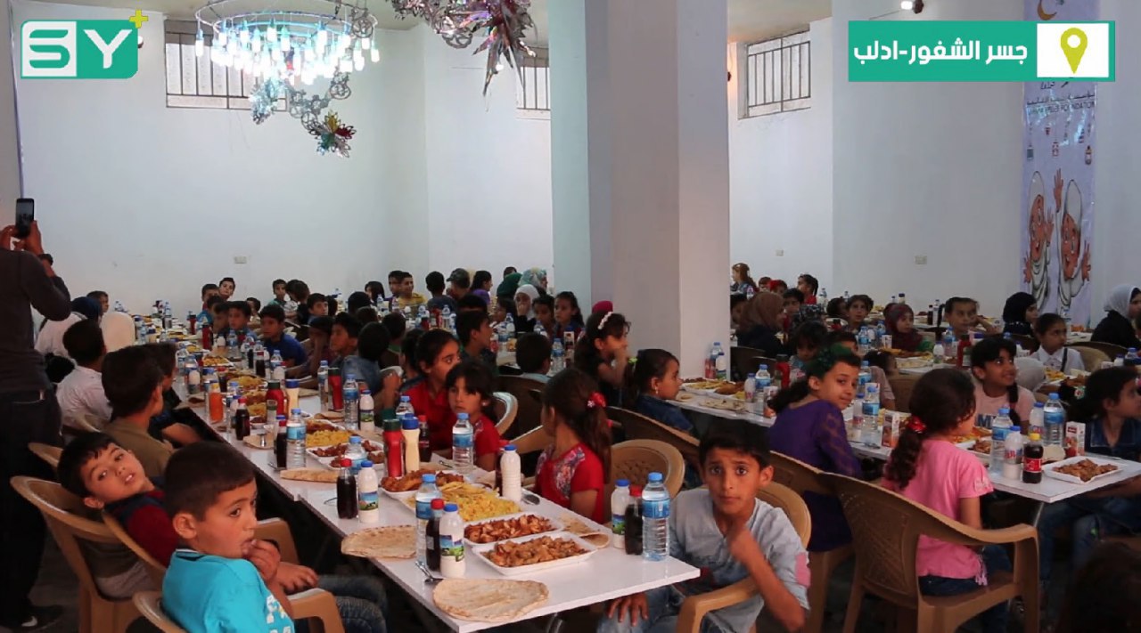 إفطار جماعي لأطفال مدارس “كسريا” في ريف جسر الشغور