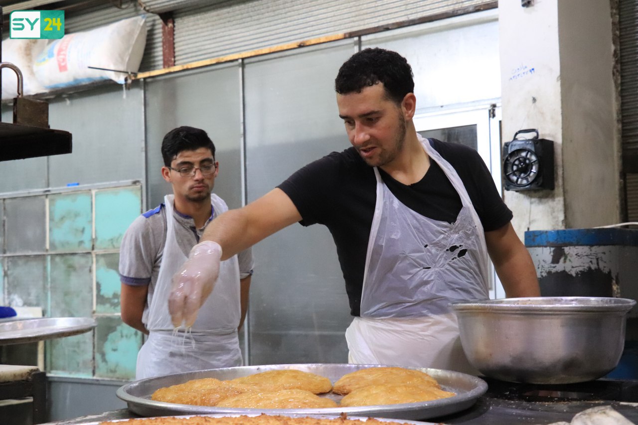 مع اقتراب العيد.. رائحة الحلويات والكعك تفوح في ريف درعا الغربي