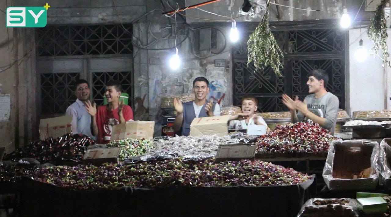 حلويات العيد والقهوة المرة والفاكهة تزيّن أسواق مدينة جسر الشغور بريف إدلب