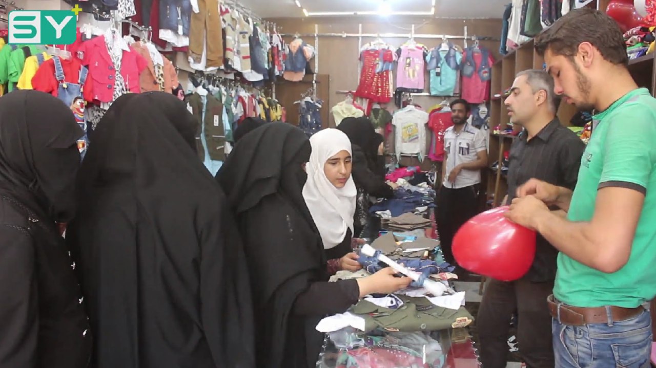 أهالي مدينة الباب في ريف حلب يتوافدون للأسواق لشراء حاجيات العيد