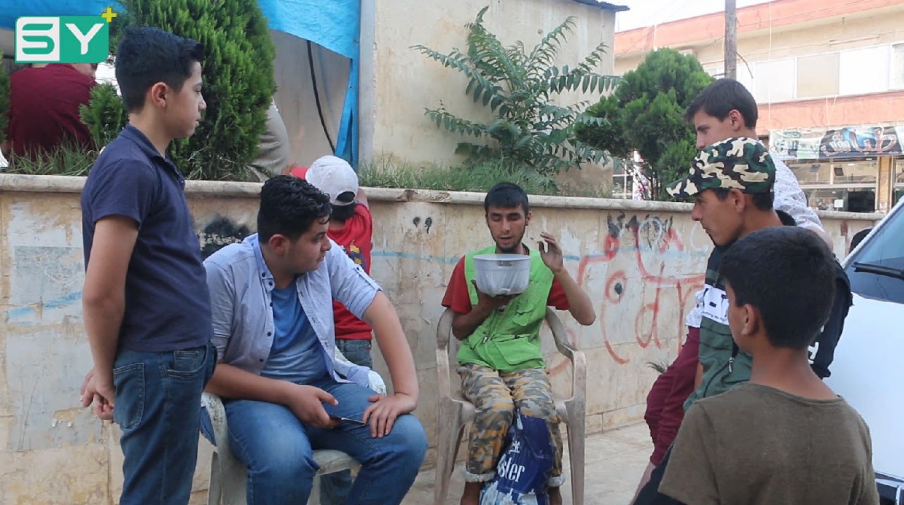 حُرم من النظر ورُزق بصوت حلبي جميل.. أحمد يطرب مخيمات الشمال