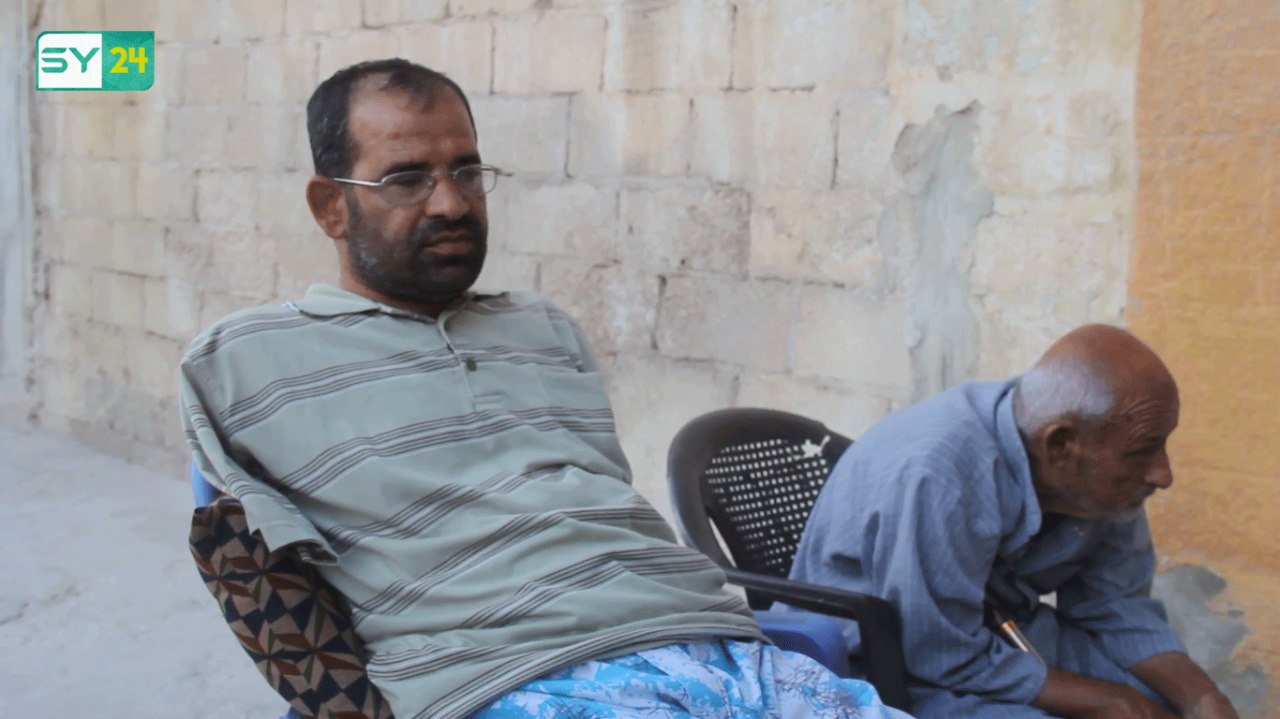 “عبد الصمد” فقد يديه ومفاصل رجليه بقصف النظام.. يصارع الحياة مع زوجته وأولاده