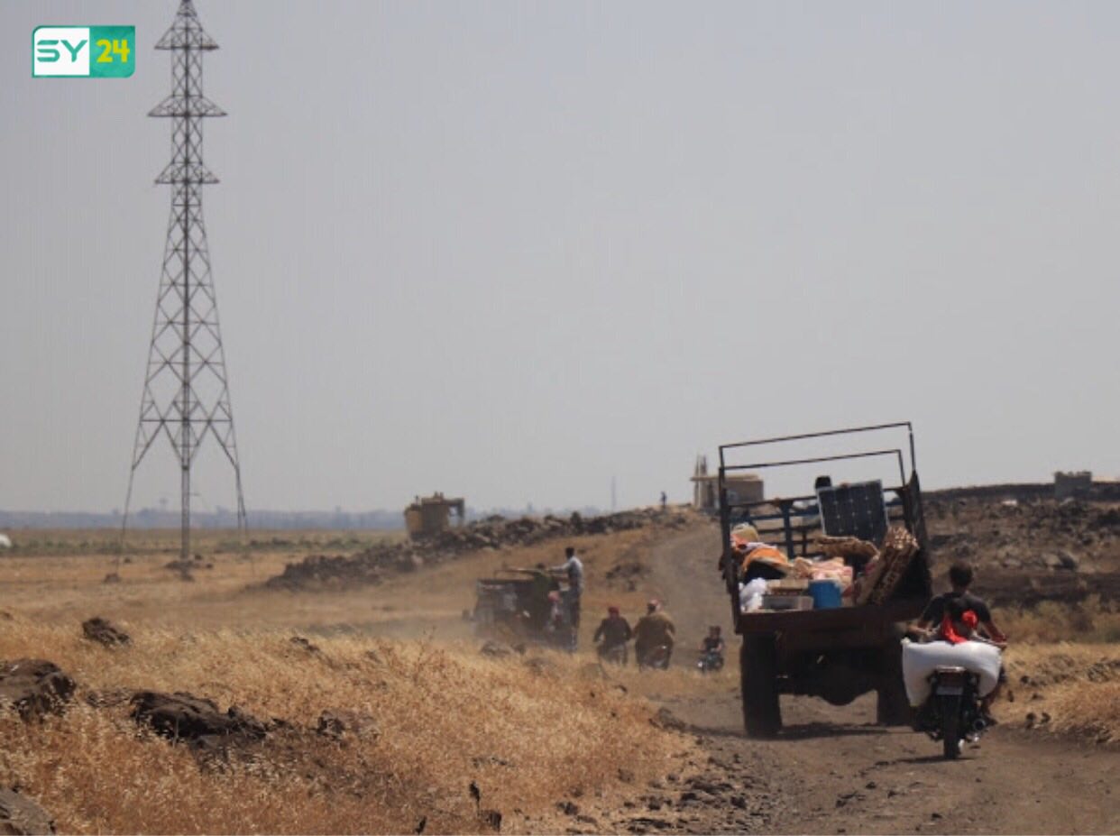 القصف المكثف يجبر أهالي مدينة الحارة شمال درعا على النزوح