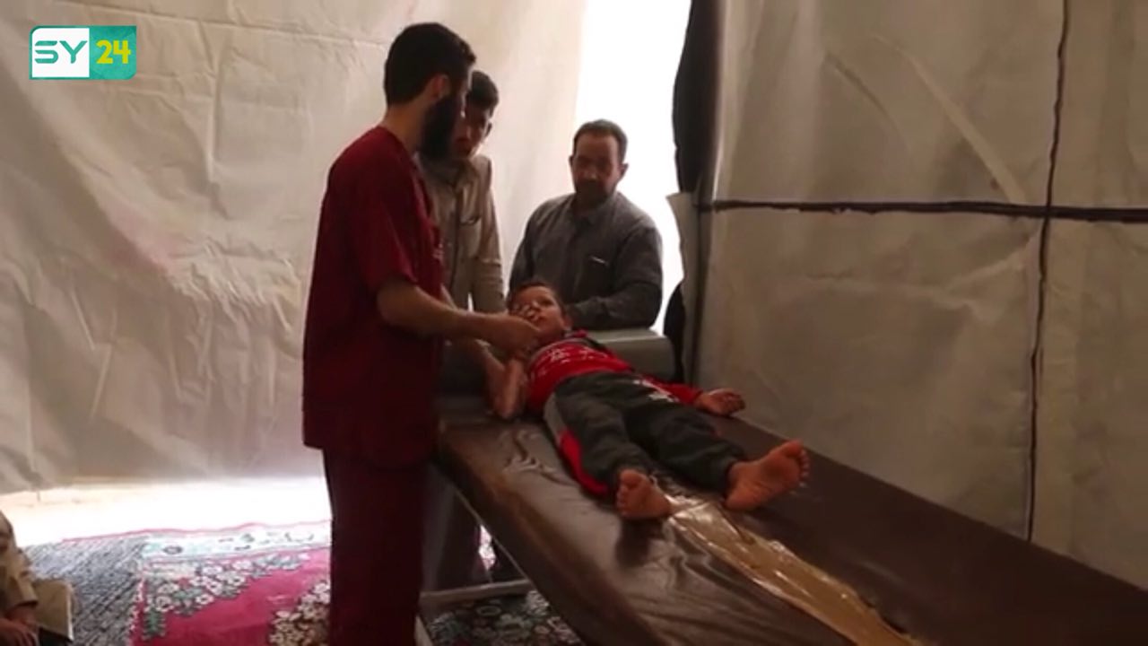 متطوعون يحولون خيمة إلى مركز طبي بريف حلب