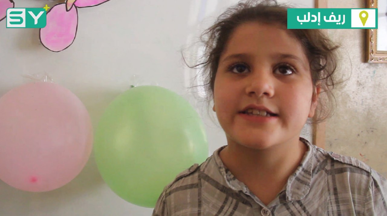 بصوتها المبحوح.. طفلة في التاسعة ترثي والدها الذي قُتل بقصف للنظام على ريف إدلب