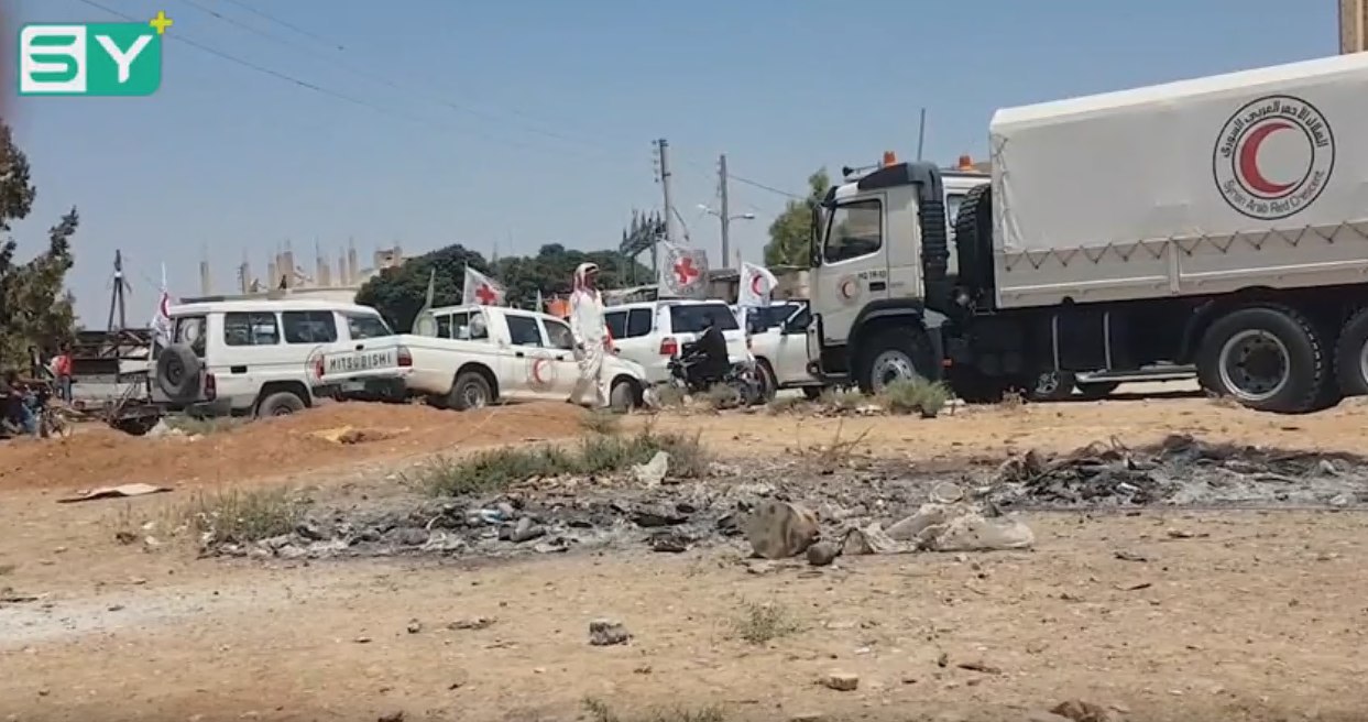 توزيع مواد غذائية على أهالي بلدة نصيب تنفيذاً للاتفاق بين المعارض وروسيا