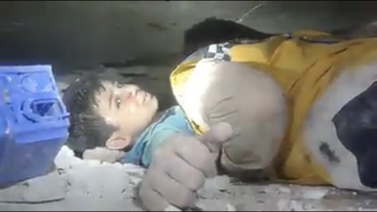 “عمو أنا جوعان”.. هذا ما قاله طفل لأحد رجال الدفاع المدني خلال انتشاله من تحت الأنقاض في سرمدا