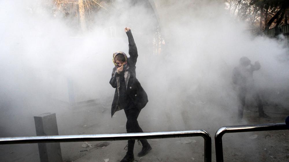 الاحتجاجات تشعل ليل إيران.. ومتظاهرون يحاصرون "الباسيج"
