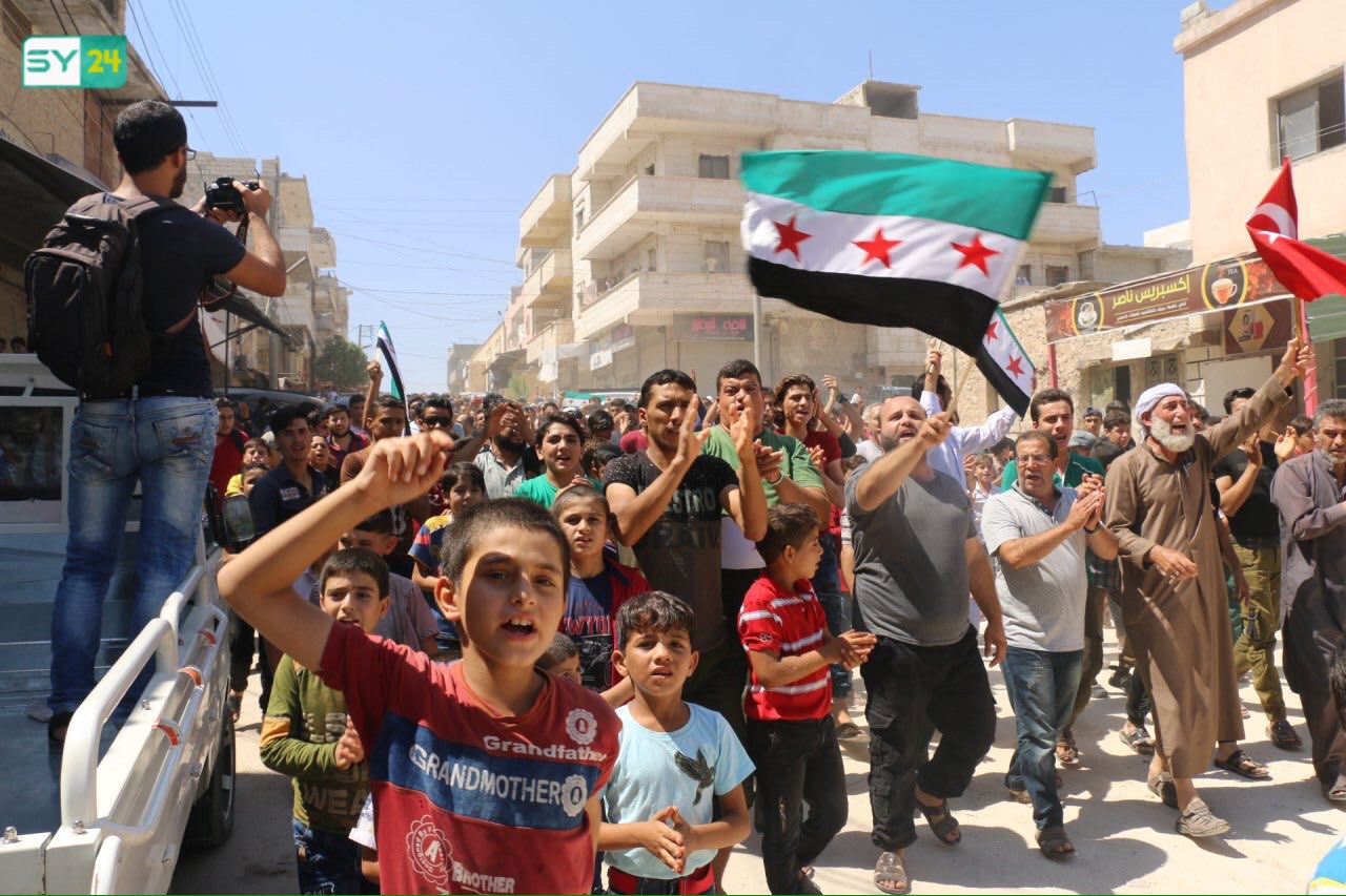 أهالي الأتارب في ريف حلب يتضامنون مع إدلب.. “لا للعدوان الروسي”