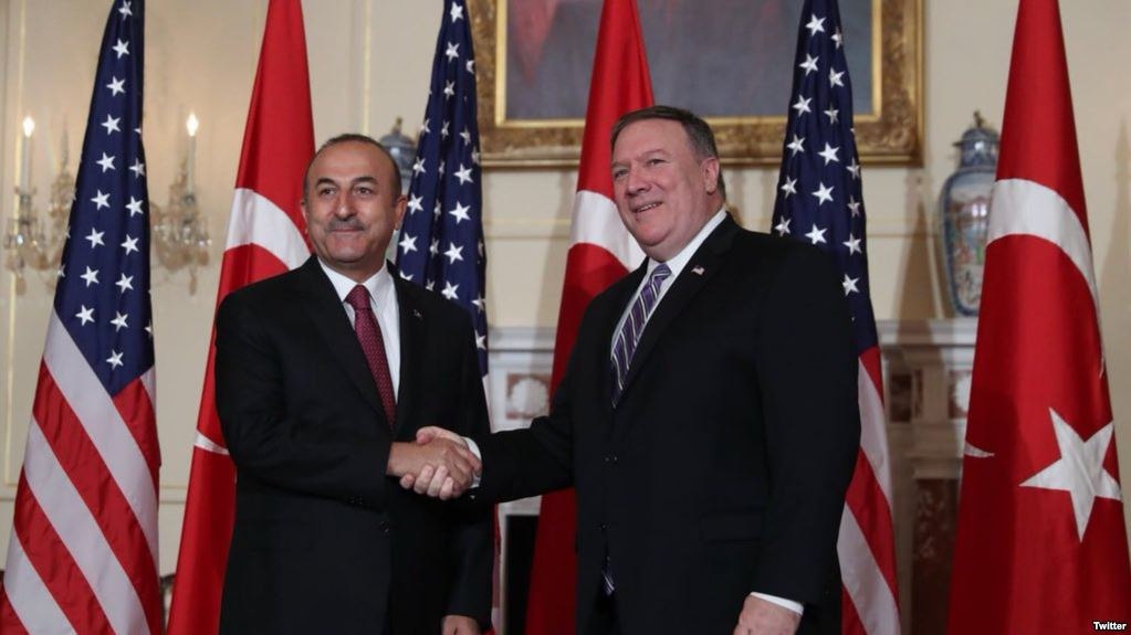 وزير الخارجية الأمريكي مايك بومبيو ووزير الخارجية التركي "مولود تشاويش" أوغلو