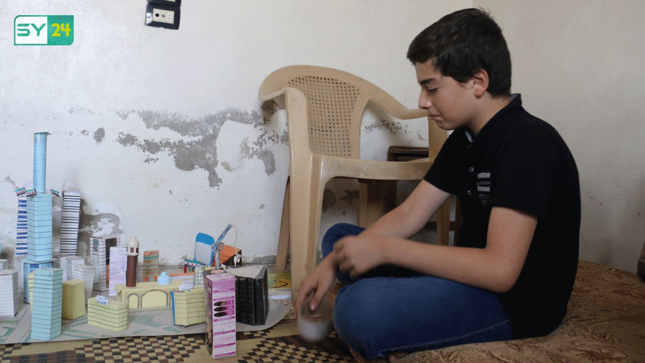 يعيش الشاب الصغير رامي هنداوي" المُهجّر من مدينة حلب على أمل إكمال مشروع والده