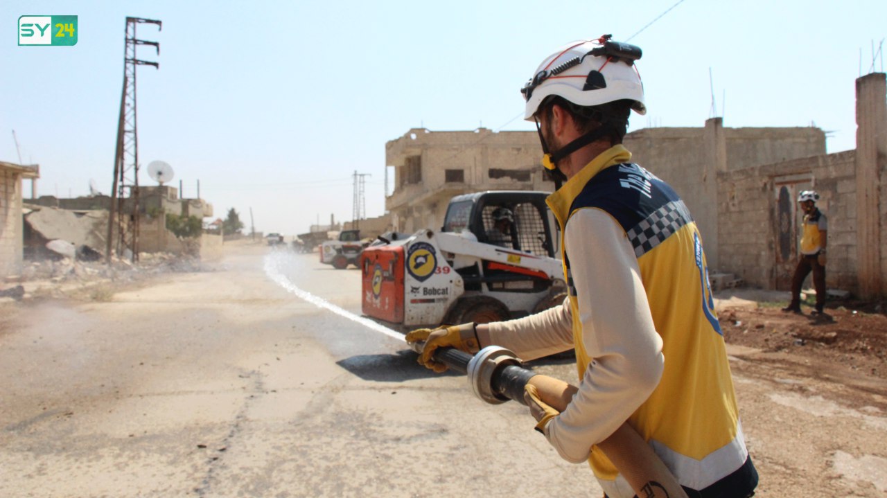 “بالعمل نعيد الأمل”.. هممٌ عالية للدفاع المدني لتنظيف شوارع ريف حماة