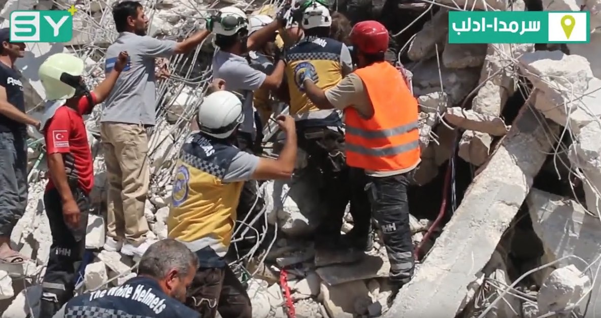 الدفاع المدني ينقذ طفلة من تحت الأنقاض في سرمدا
