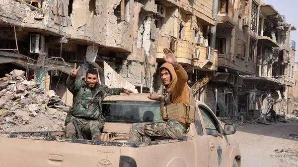 معارك ضارية بين داعش وقسد والنظام السوري في دير الزور