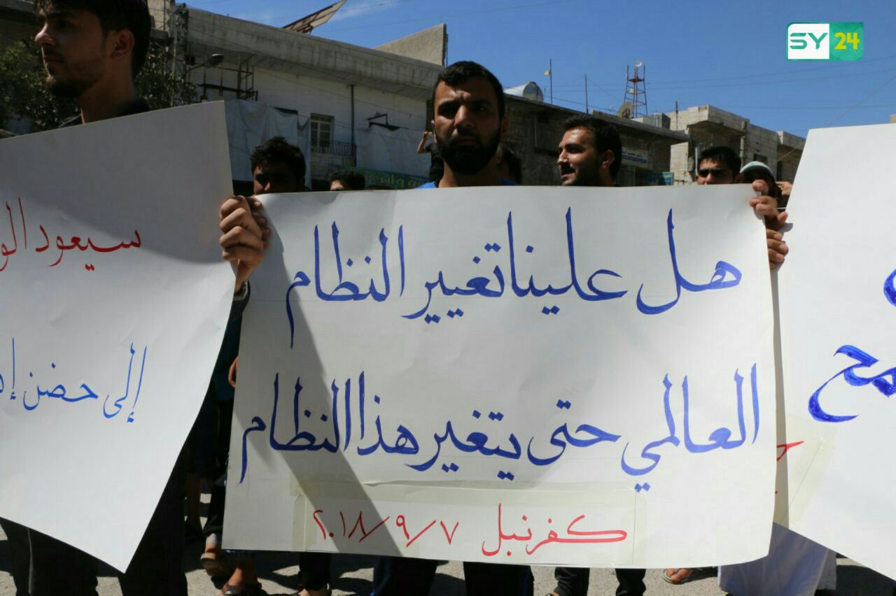 “سيعود الوطن لحضن إدلب”.. لافتات كفرنبل من جديد تعود للساحة