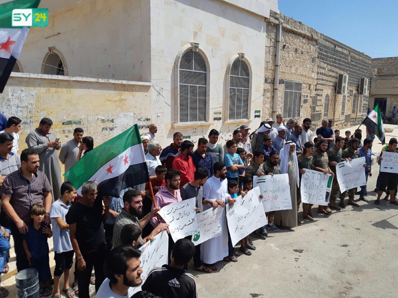 “يا إدلب نحنا معاكي للموت”.. الأهالي يتظاهرون في بلدة كلجبرين بحلب