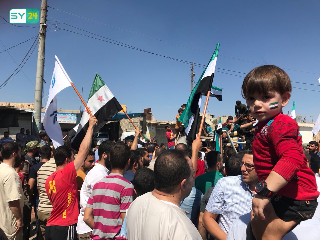 “لا بديل عن إسقاط النظام”.. خروج مظاهرة في مدينة عندان