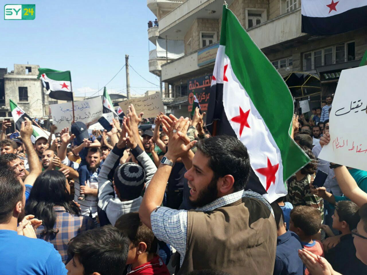 أعلام الثورة السورية تغطّي الساحة الرئيسية في مدينة أريحا بريف إدلب