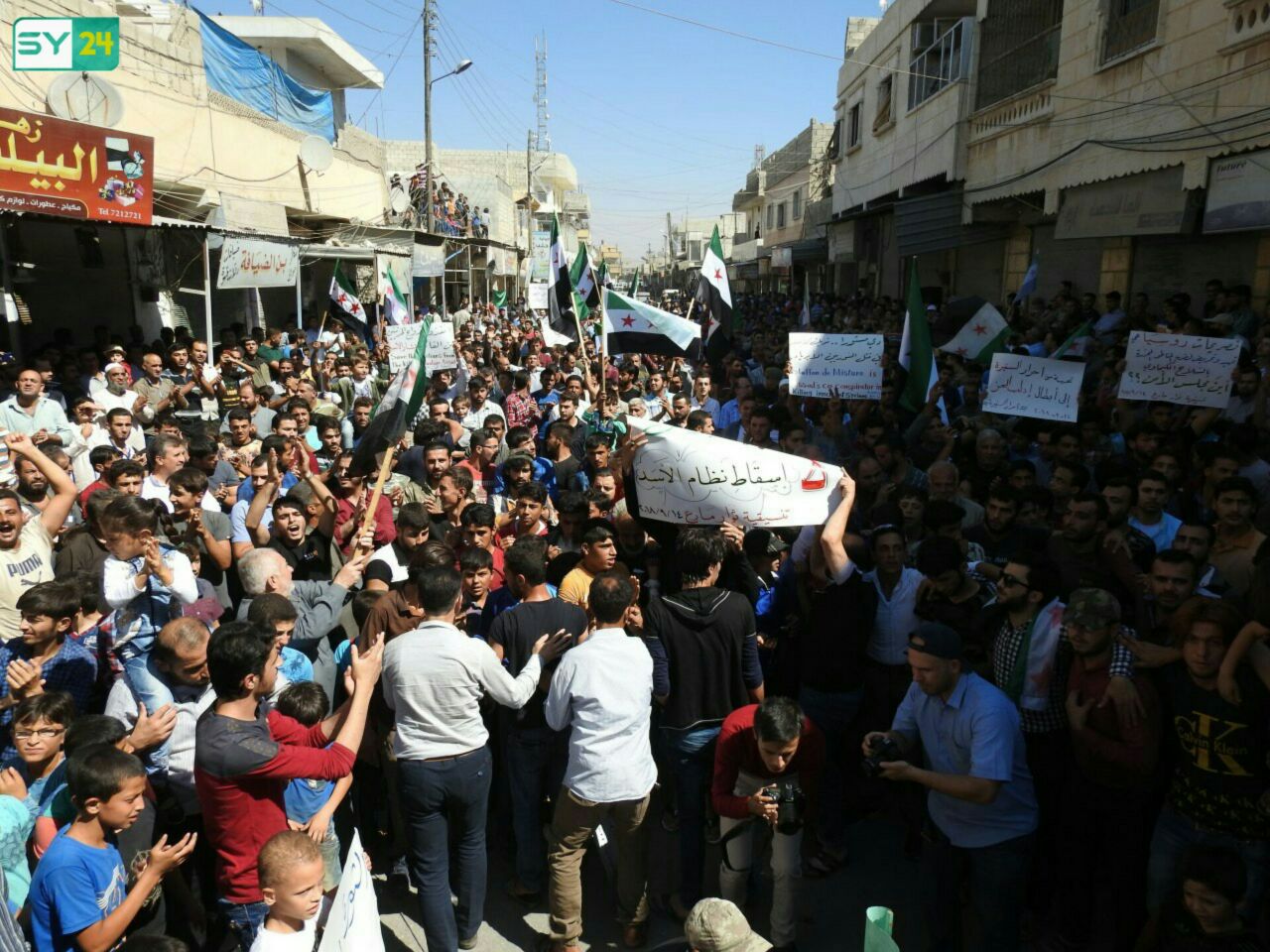 أطفال ورجال ونساء يشاركون في مظاهرة مدينة مارع بريف حلب