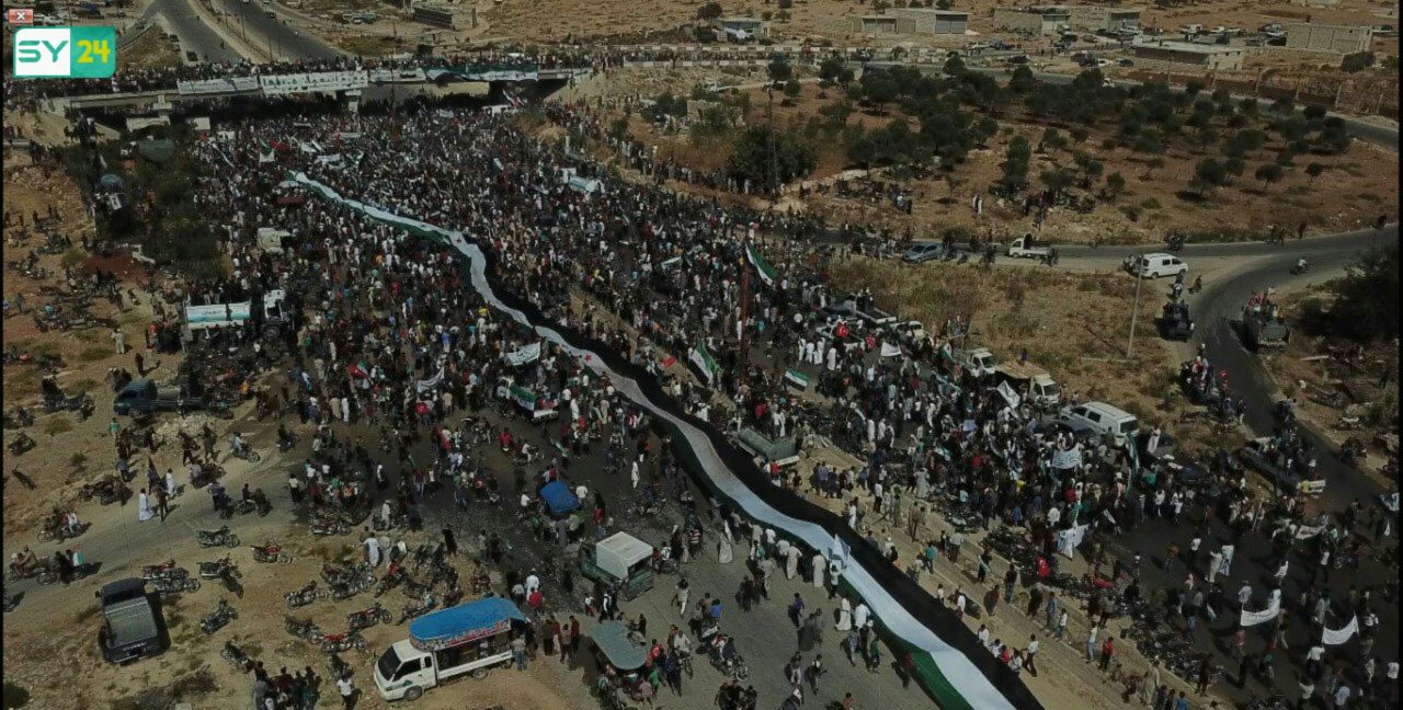 صور جوية من سماء معرة النعمان في مظاهرات “الأسد مصدر الإرهاب”