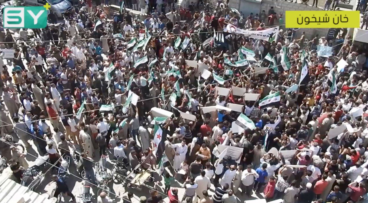 أهالي خان شيخون.. “الحراك السلمي مستمر حتى يسقط الإرهابي بشار الأسد”