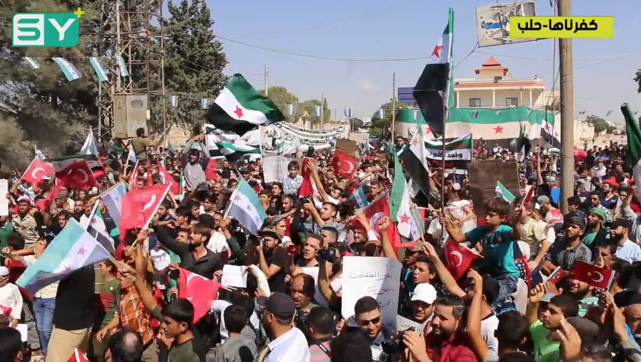 باللهجة الحمصية.. “يا طير سلملي على سوريا” في مظاهرة كفرناها بريف حلب