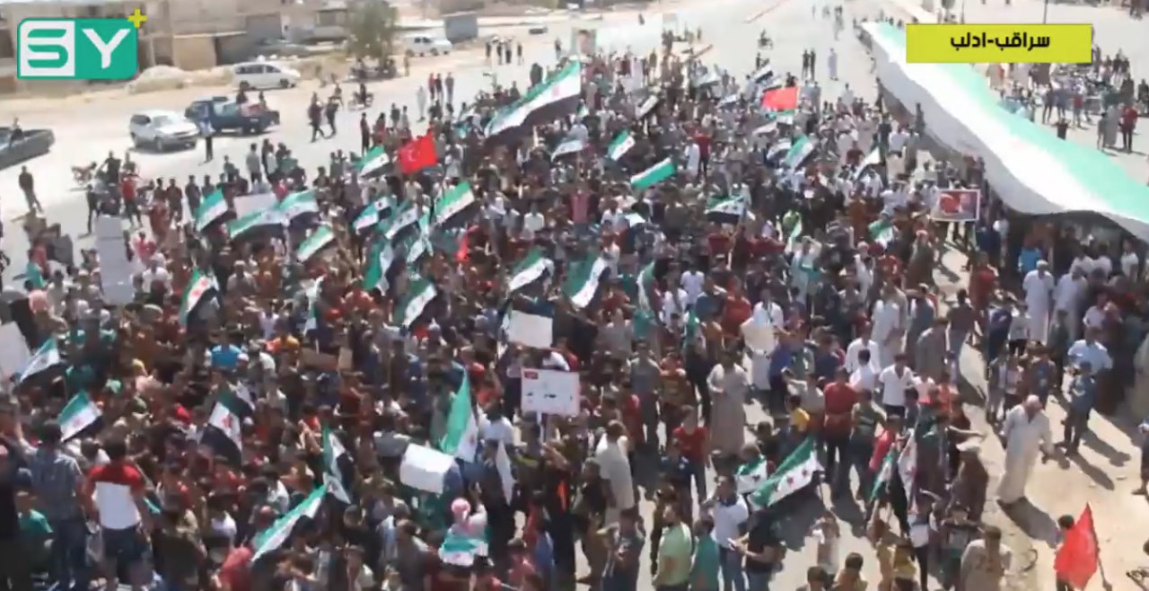 أهالي سراقب يتظاهرون في جمعة “الأسد مصدر الإرهاب” للمطالبة بالحرية وإسقاط النظام