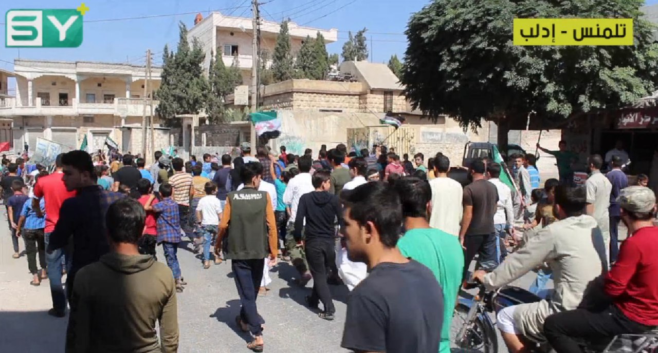 أهالي تلمنس في إدلب يشاركون في المظاهرات المطالبة بحرية المعتقلين