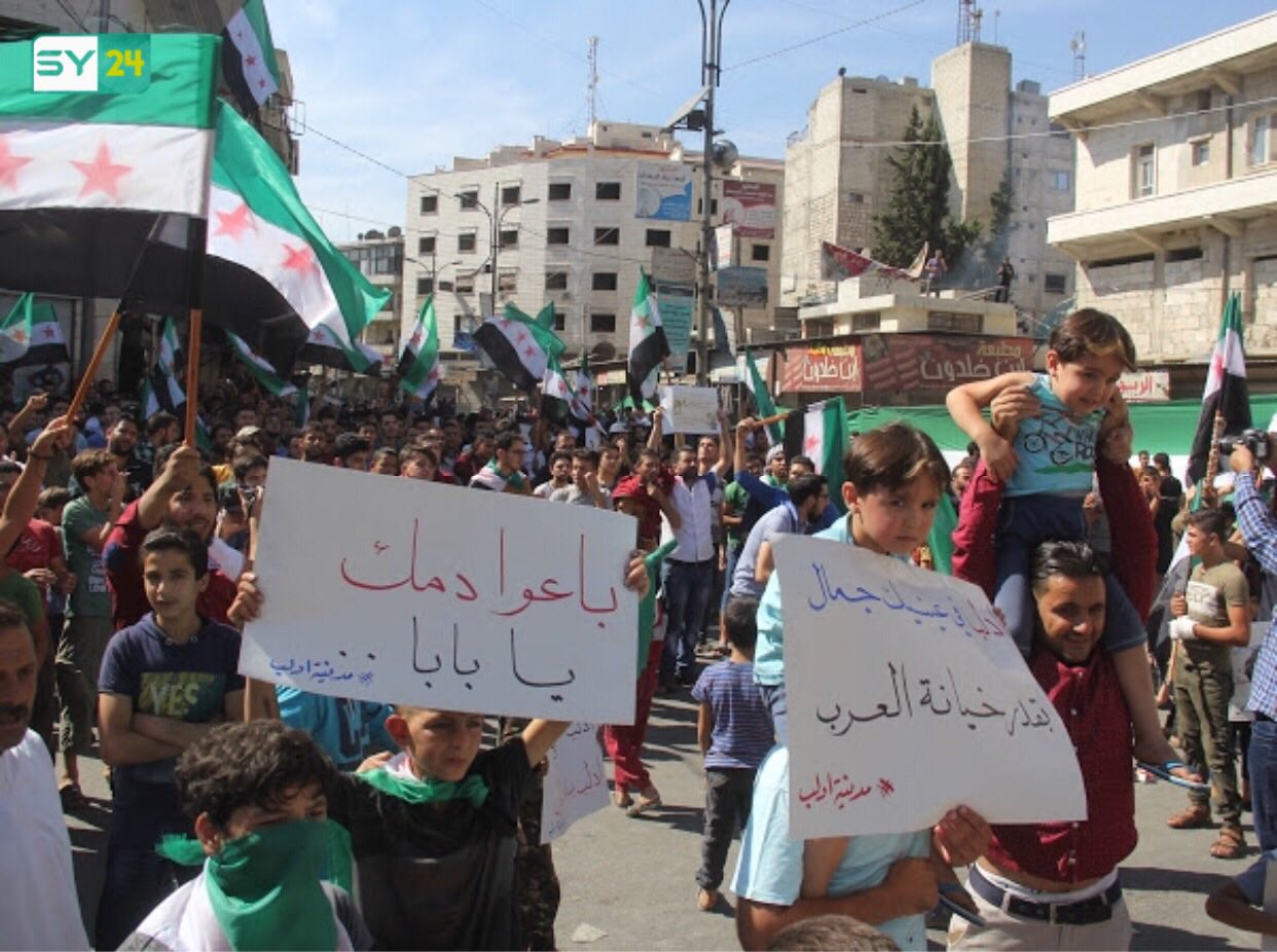“باعوا دمك يا بابا”.. من مظاهرة مدينة إدلب