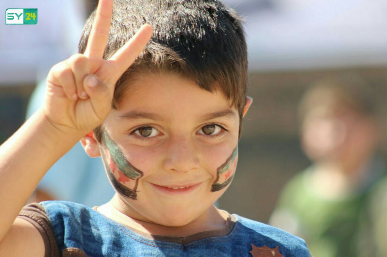 الأطفال يشاركون آباءهم في مظاهرة بلدة أورم الكبرى بريف حلب