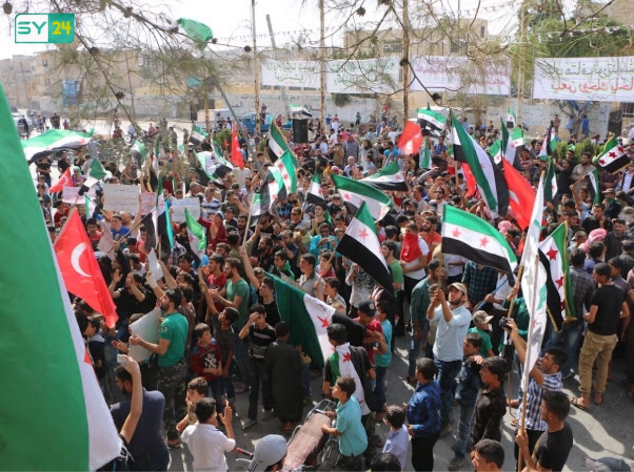 المتظاهرون في معرة النعمان يطالبون بإسقاط النظام