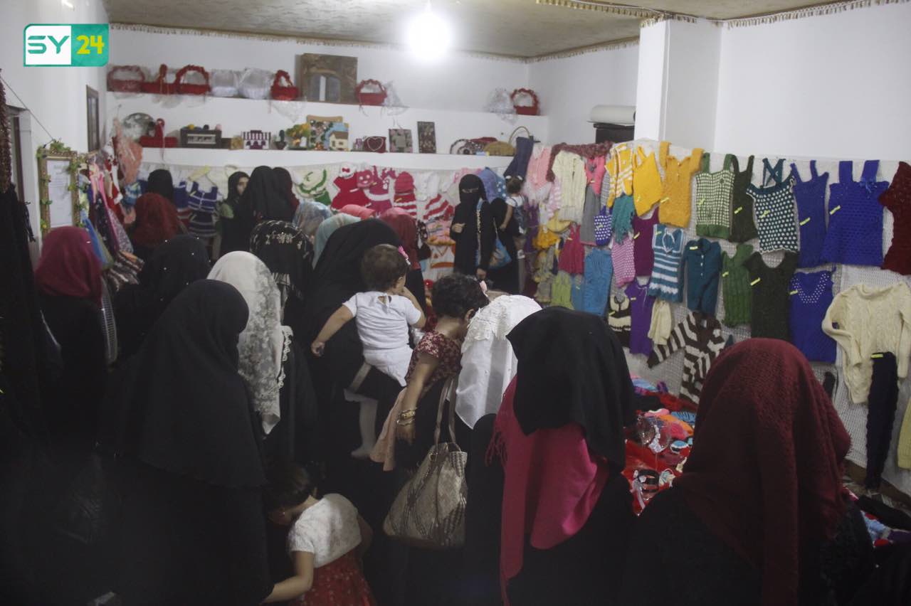 مركز نسائي يقيم معرضاً للمنتجات اليدوية في سراقب