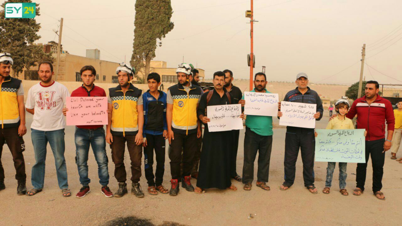 وقفة صامتة في بلدة معرة حرمة بريف إدلب الجنوبي تضامناً مع الدفاع المدني