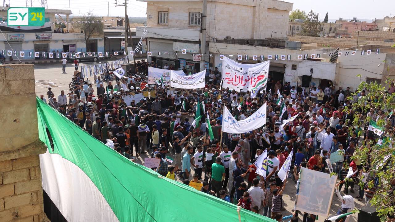 “بدك تسقط وبدنا نعيش”.. من مظاهرة بلدة باتبو غربي حلب