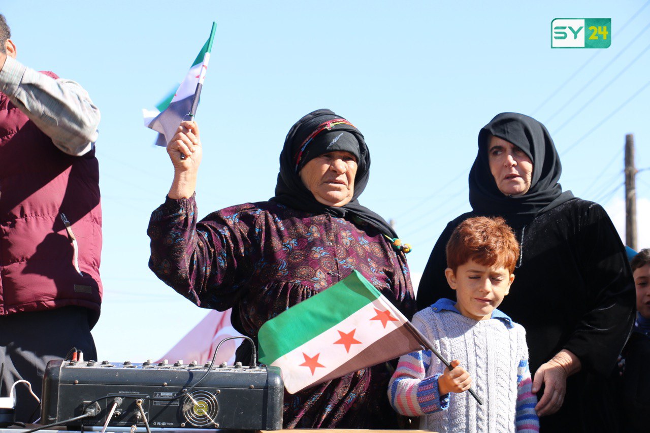 “دُفنت انسانيتكم بوحل المخيمات”.. من مظاهرة كفرنوران بريف حلب