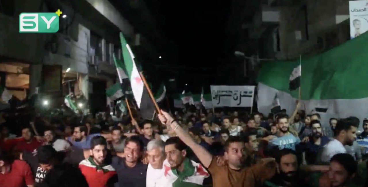 مظاهرة مسائية في مدينة إدلب تطالب بإسقاط النظام وإطلاق سراح المعتقلين