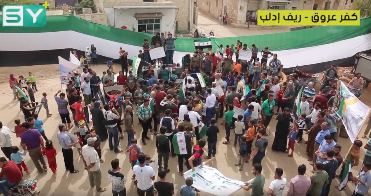 مظاهرة في بلدة كفرعروق بريف إدلب تضامناً مع المعتقلين في جمعة “نسقط الأسد لنبني البلد”