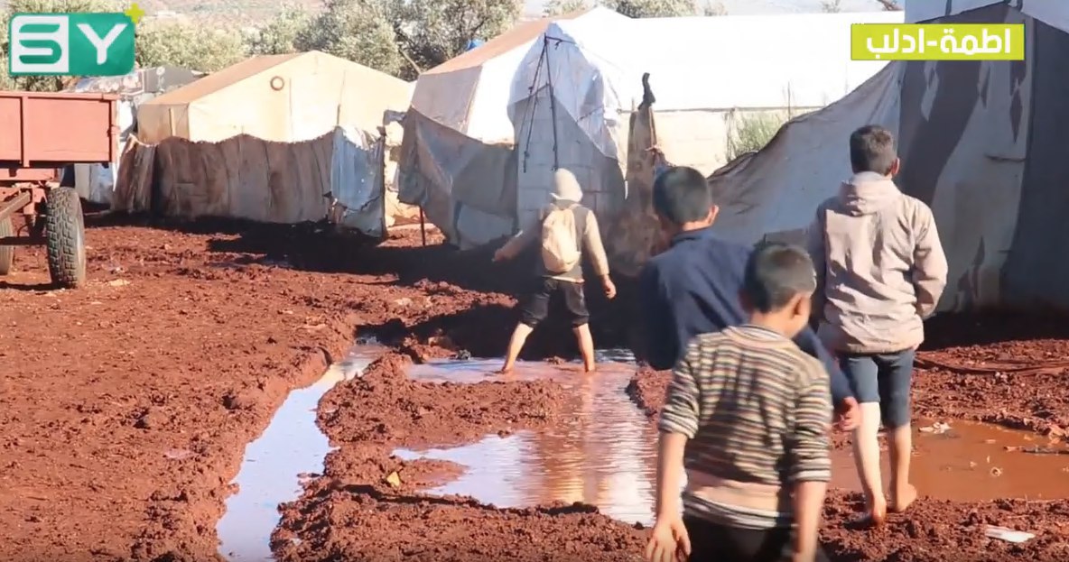 غرق عدد من الخيام في تجمع مخيمات أطمة الحدودية في ريف إدلب