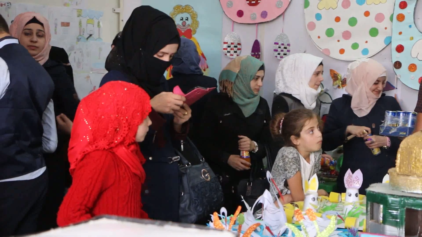 أطفال البراعم ينضمون معرضًا فنيًا من مخلفات أعادوا تدويرها