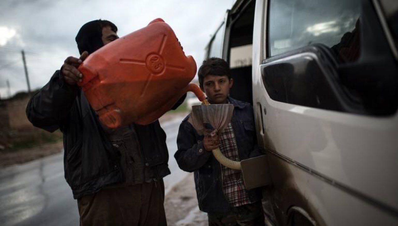 المازوت يُحلّق.. هكذا يستغل التجار معاناة السكان شمال سوريا!