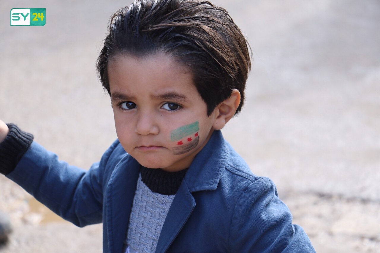 “المعتقلون أولاً”.. أولى مطالب الأهالي في مظاهرة بلدة عويجل بريف حلب من المبعوث الجديد بيدرسون