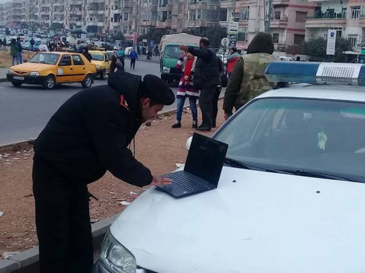 “كرهنا حالنا يا بشر”.. شبيح يلقي قنبلة على دورية في حمص