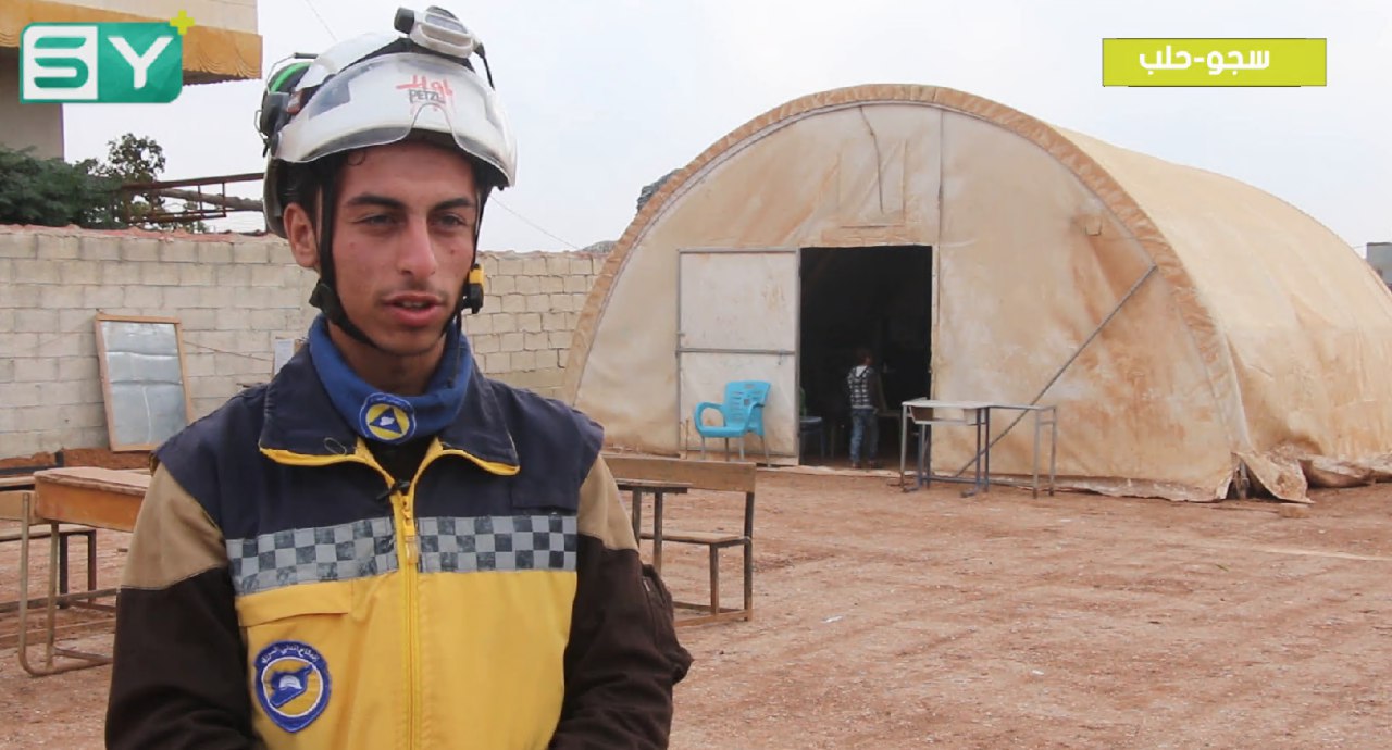 الدفاع المدني والمجمع التربوي يجهزان مدرسة “عمر الفاروق” في أحد مخيمات سجو بريف حلب