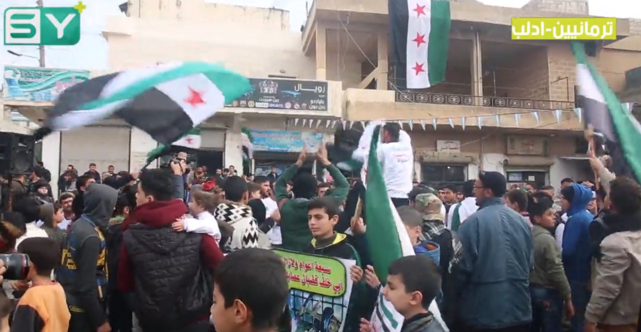 مظاهرة  حاشدة في بلدة ترمانين  بريف ادلب  تجديداً للمطالبة بإسقاط النظام  وتحرير المعتقلين
