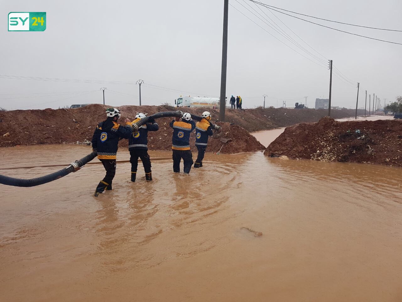 الدفاع المدني يحاول فتح ممرات للمياه في مخيم سجو بحلب