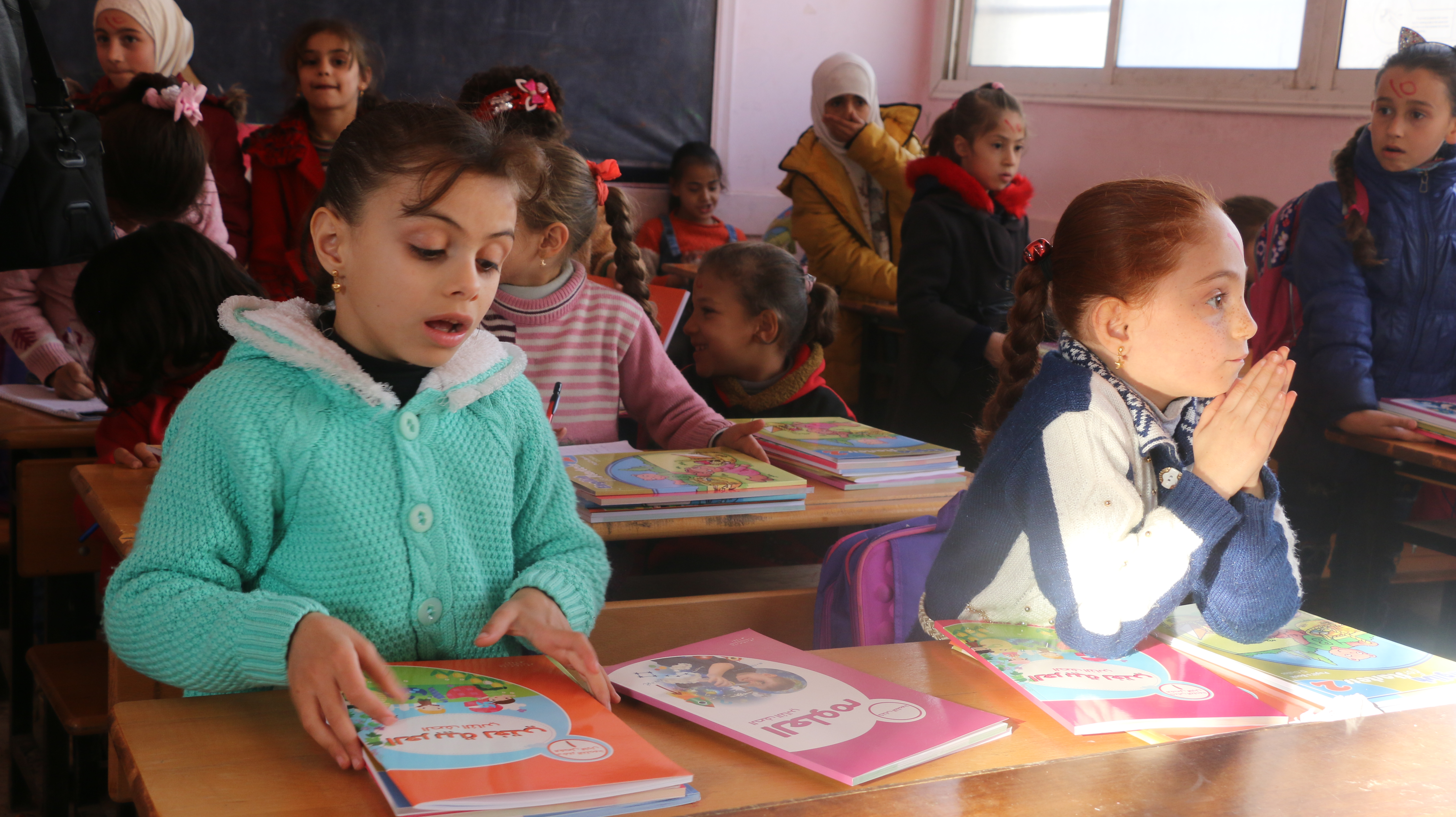 بعد طول انتظار.. مديرية تربية إعزاز توزع الكتب المدرسية