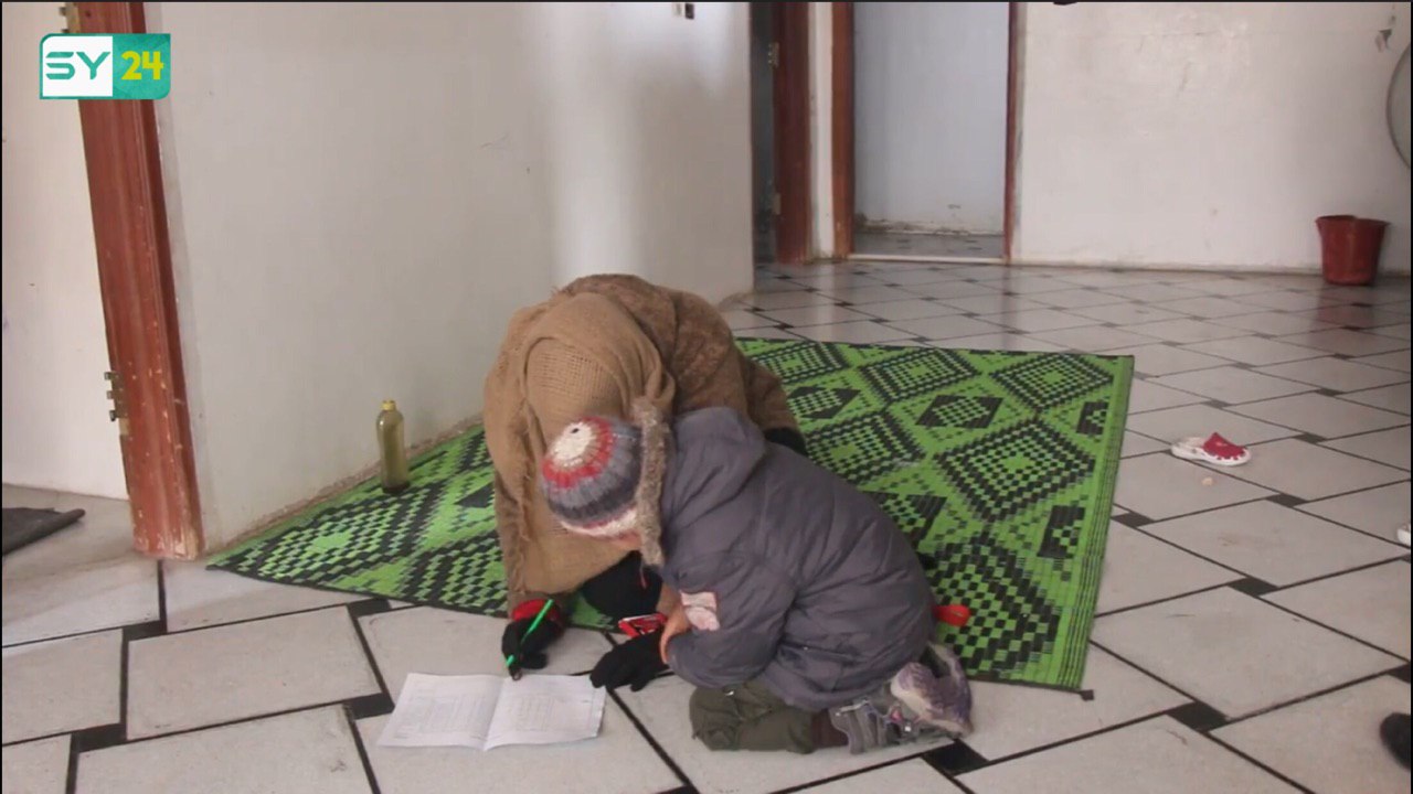 تعرف على قصة سيدة نازحة تكافح من أجل أطفالها في إدلب