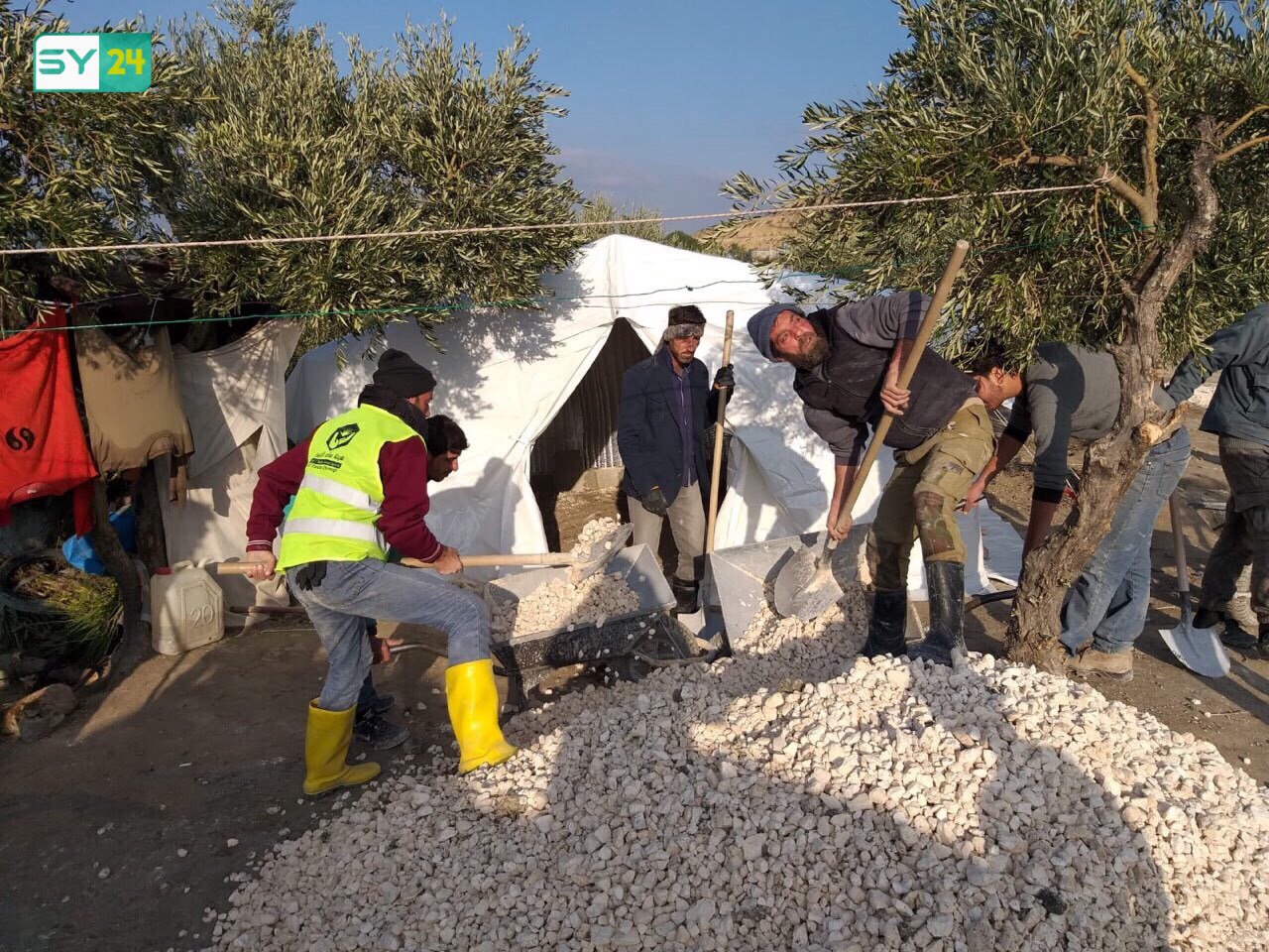 1500 عائلة نازحة تستفيد من “مشروع العزل” في ريف إدلب الغربي